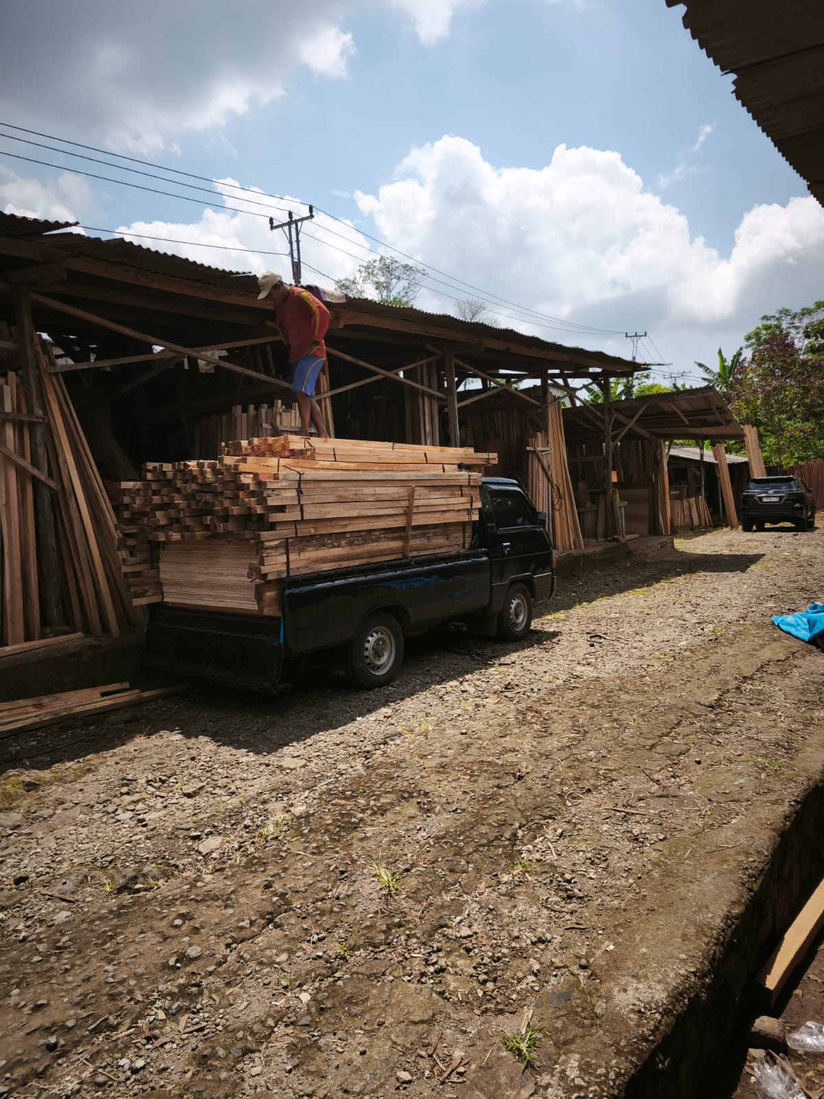 Armada Truk & Gudang Kayu UD GORO